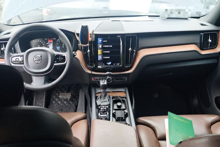 Used Volvo XC60 2021 T5 4x4 Smart Luxury Edition Center Console