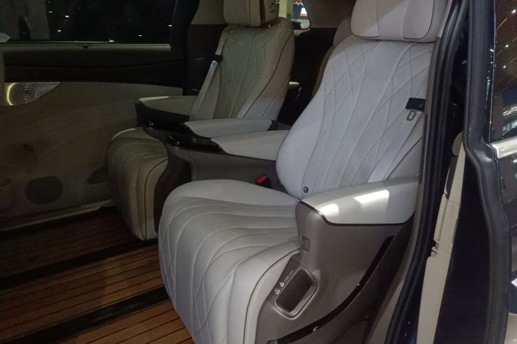 Used Denza D9 2023 DM-i 945 Business Edition