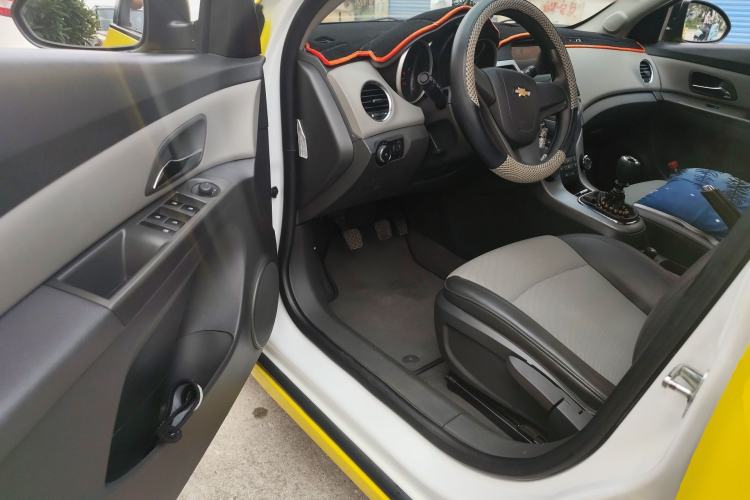 Used Chevrolet Cruze 2013 1.6L SL MT Driver Seat