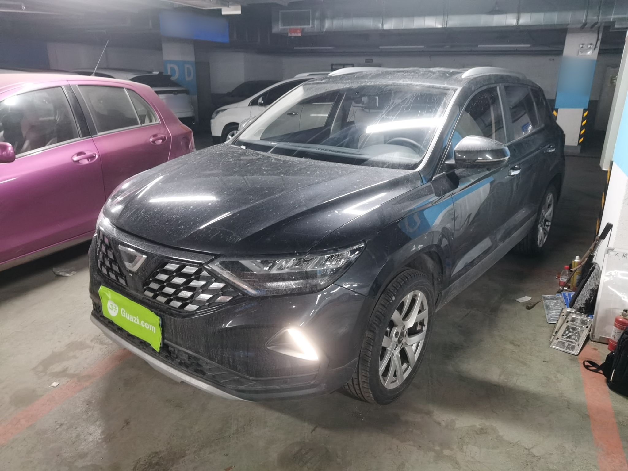 Под передней частью автомобиля