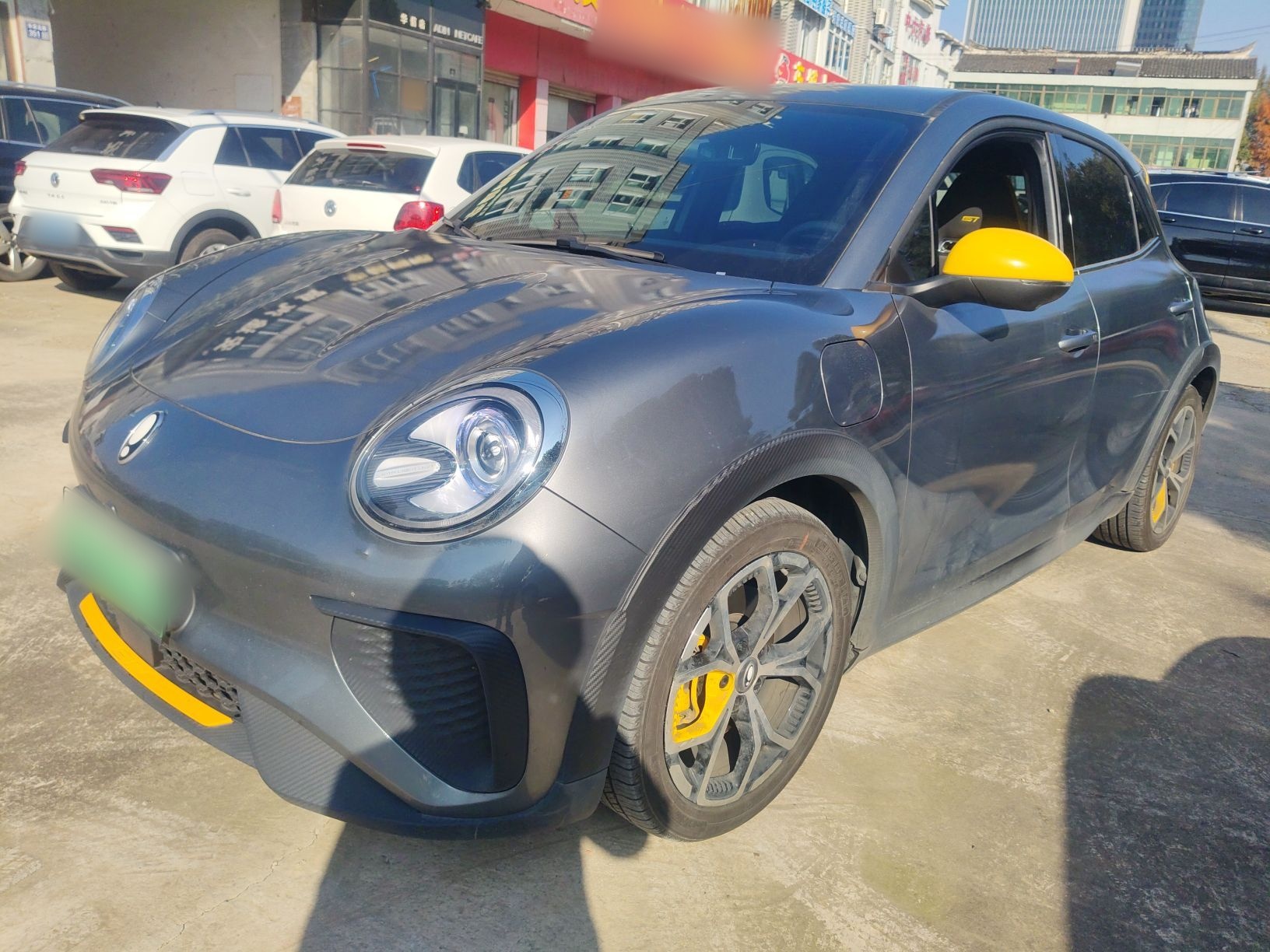 تحت مقدمة السيارة