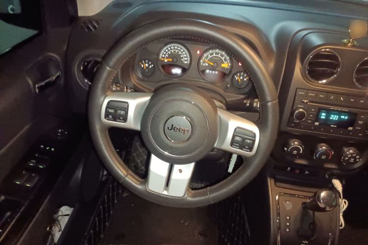 Used Jeep Compass 2011 2.4L four-wheel drive Comfort version Steering Wheel