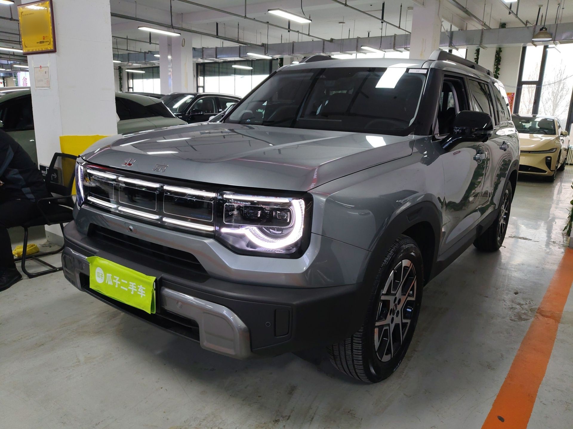 تحت مقدمة السيارة