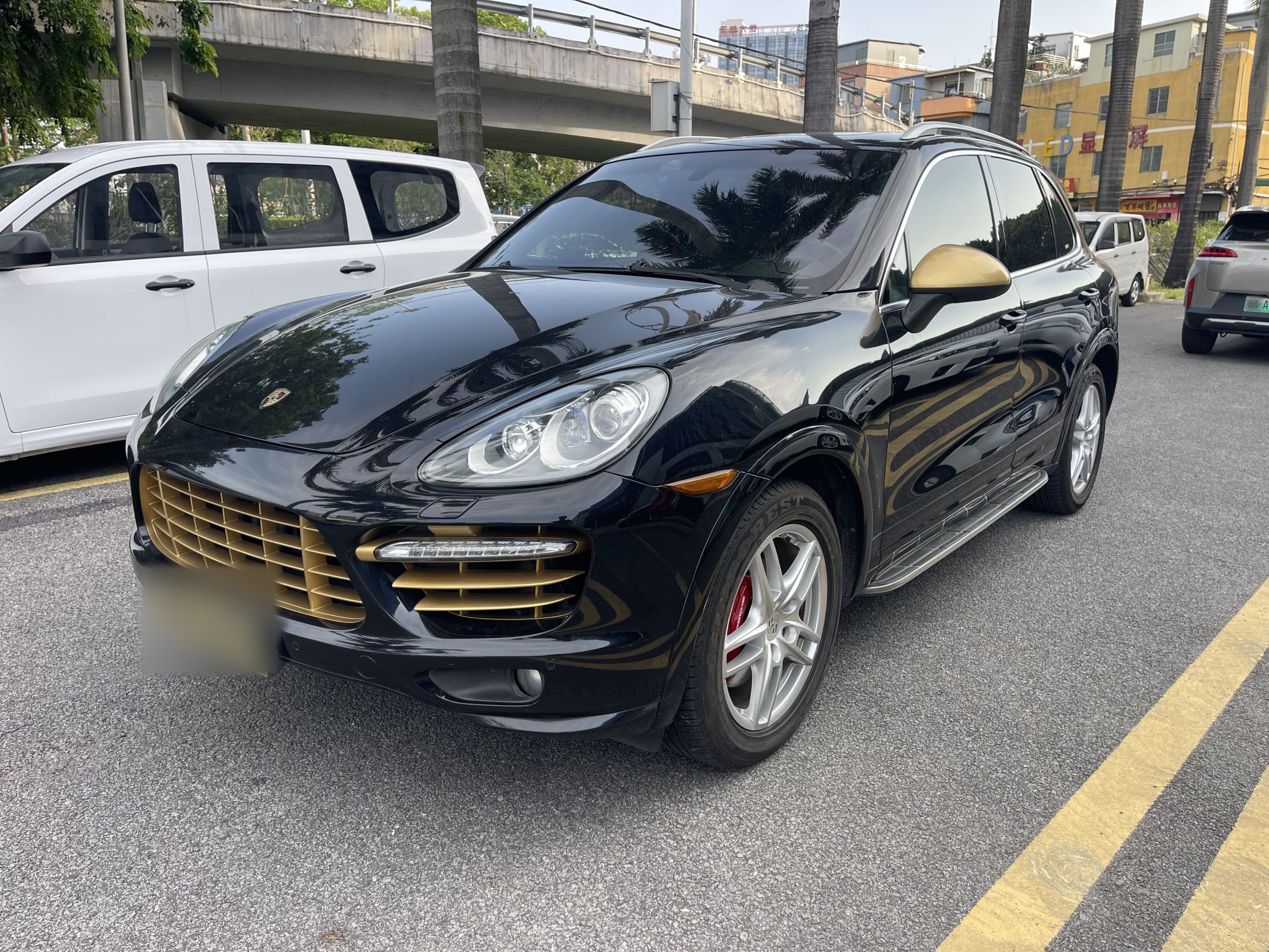 Под передней частью автомобиля