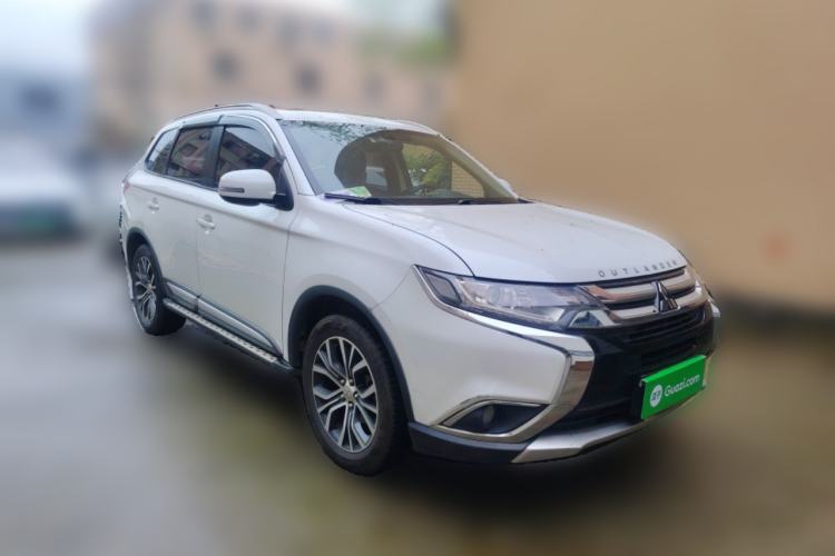 Used Mitsubishi Outlander 2018 2.0L Two-Wheel Drive Glory Edition 5 Seats Front Right 45 Deg