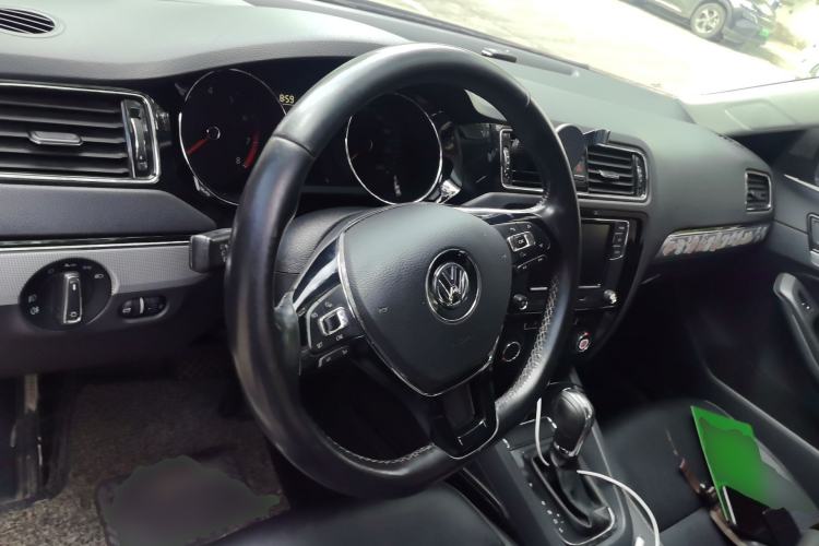 Used Volkswagen Sagitar 2018 1.6L Automatic Comfort Model Center Console