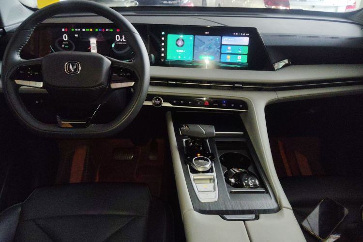 Used CHANGAN CS75 PLUS 2024 3rd Generation Champion Edition 1.5T Intelligent Drive Dynamic Model Center Console