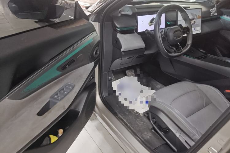 Used Lynk & Co 08 EM-P 2025 220 km All-Wheel-Drive Performance Halo
