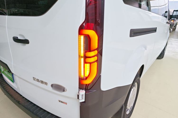 Used Ford Transit 2023 2.0T Diesel Manual Multifunction Commercial Vehicle Mid-axle Mid-roof 5/6 Seats