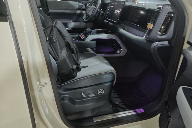 Used Formula Leopard 5 2023 Cloud Ride Flagship Edition Right Front Seat