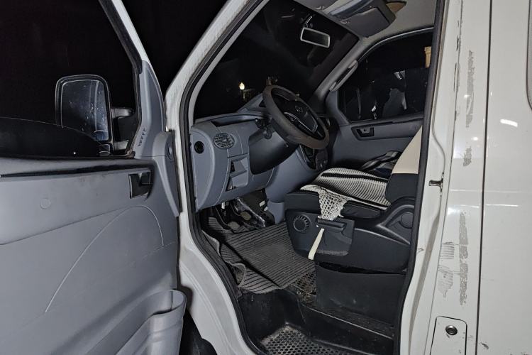 Used SAIC MAXUS Xintu V80 2023 2.0T Manual Classic Aoyuntong Power Version Short Wheelbase Mid-Height 5/6-Seater