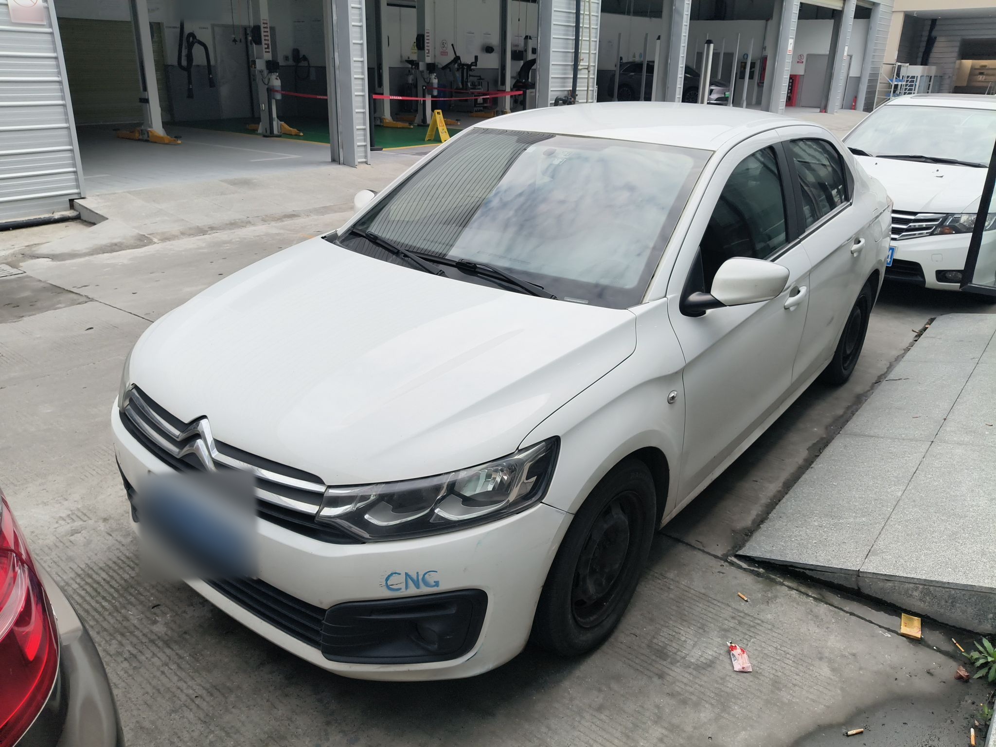 Под передней частью автомобиля