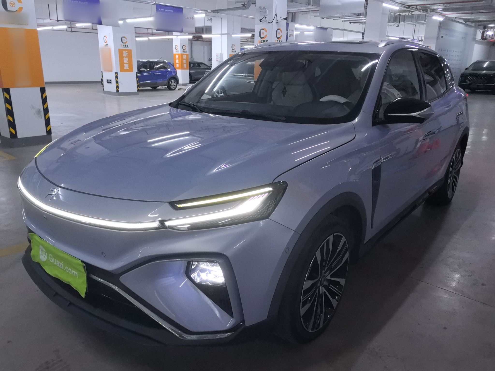 Под передней частью автомобиля