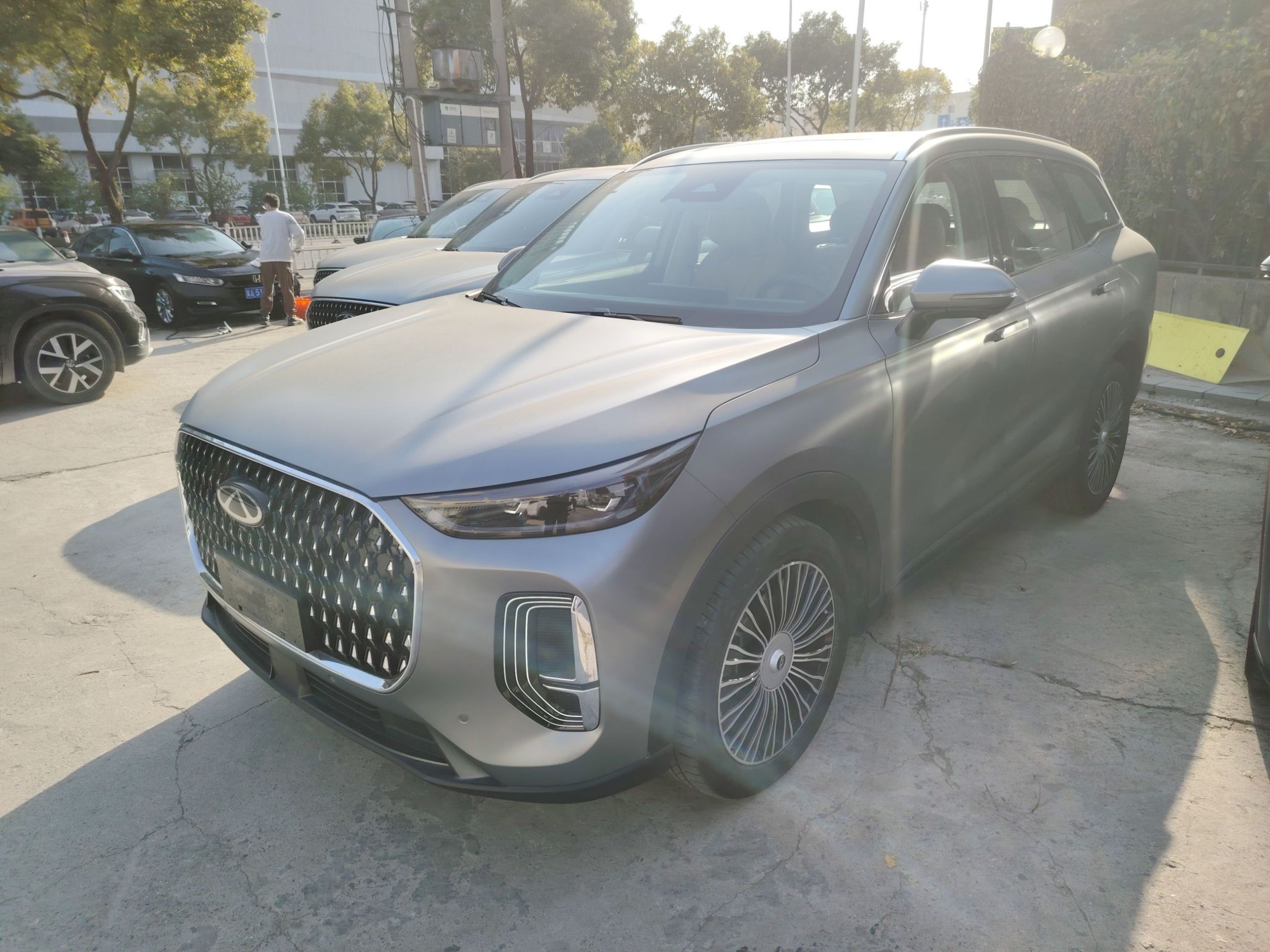 تحت مقدمة السيارة