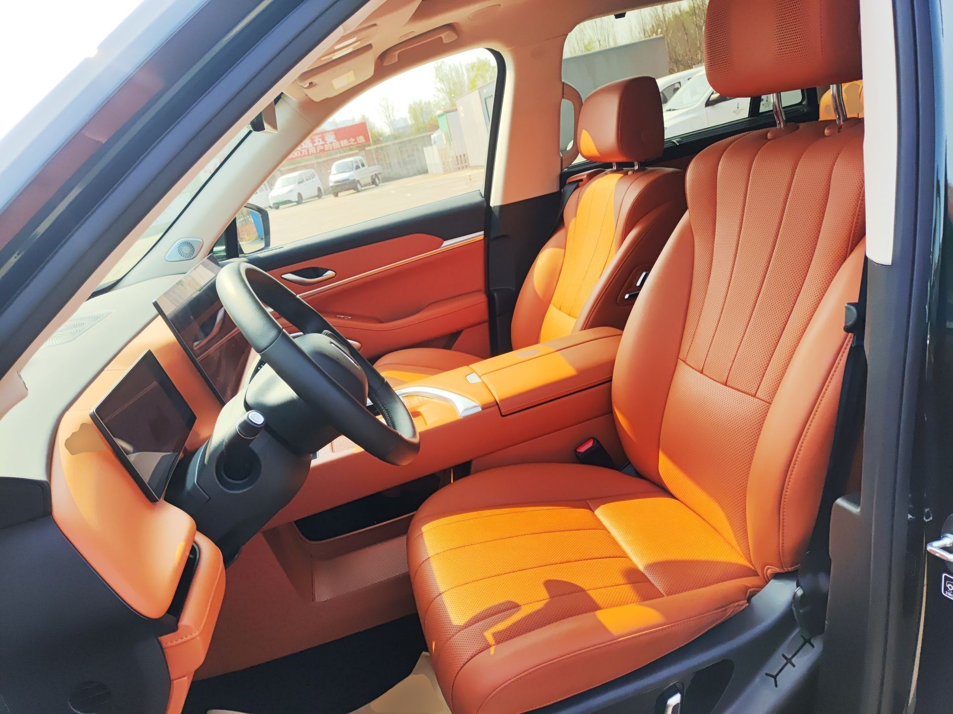 المقاعد الأمامية داخل السيارة