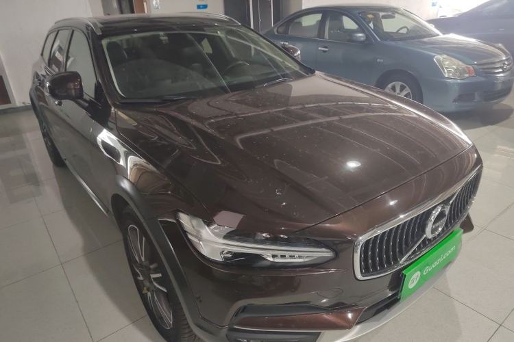 Used Volvo V90 2017 Cross Country T5 AWD Prestige Edition Front Right 45 Deg
