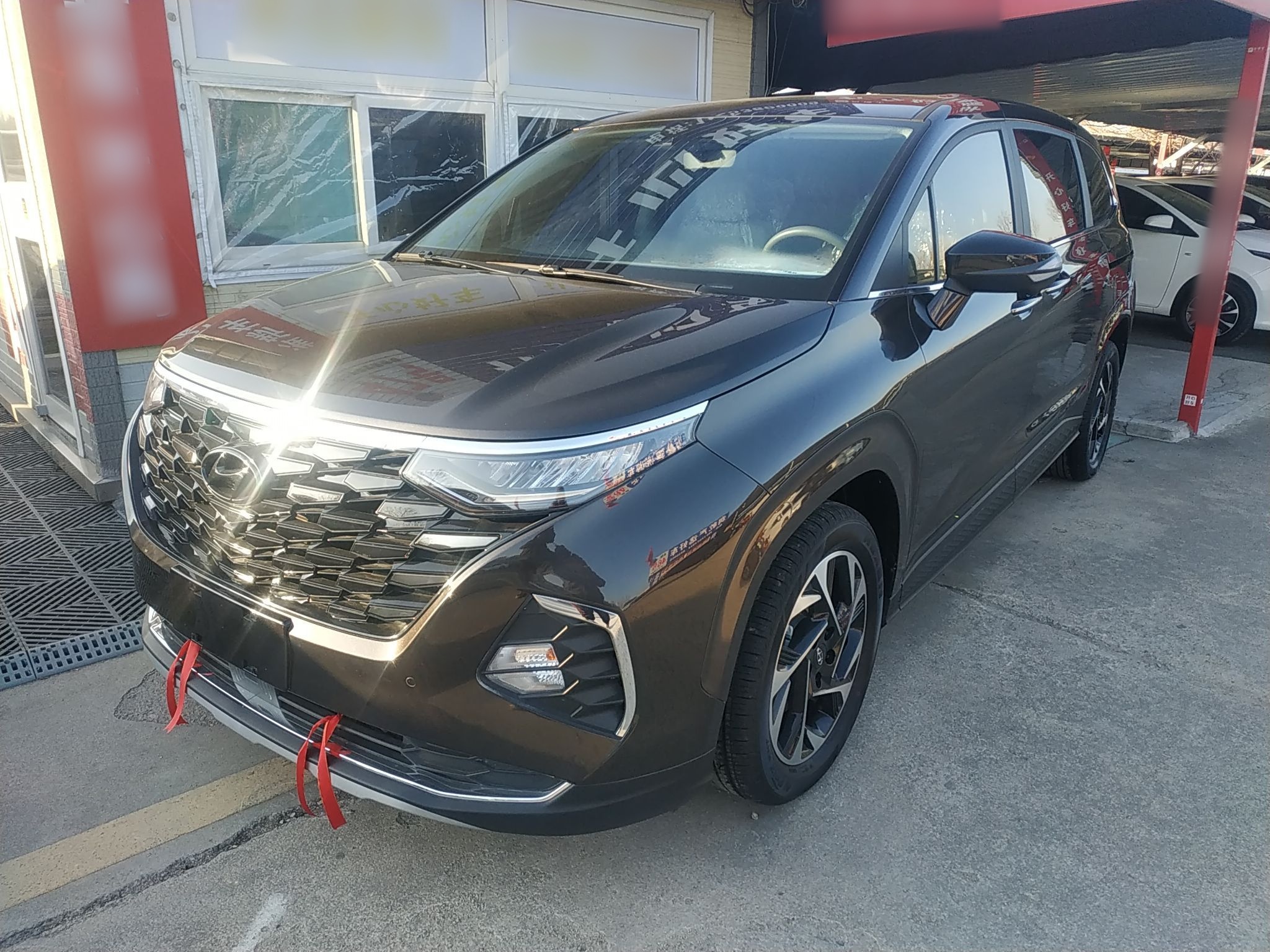 تحت مقدمة السيارة