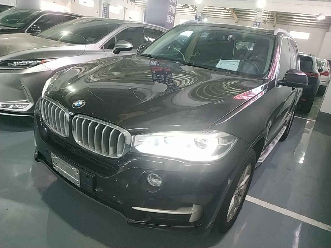Unter der Vorderseite des Autos