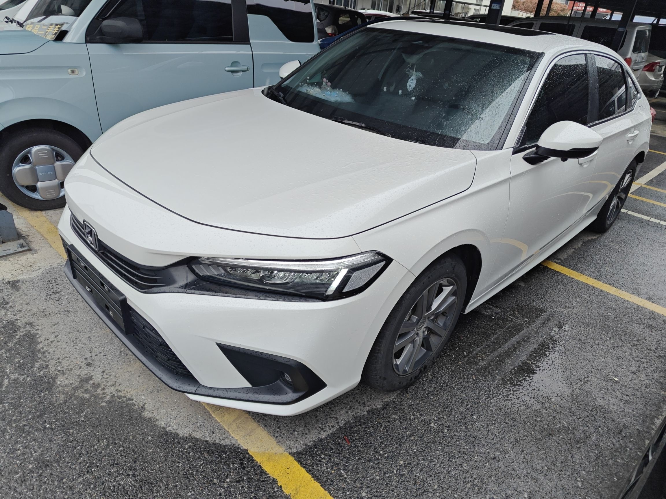 Под передней частью автомобиля