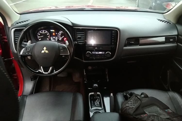 Used Mitsubishi Outlander 2016 2.4L 4x4 Luxury Edition 7-Seater Center Console