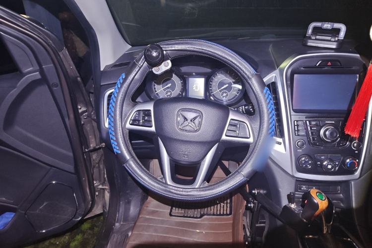 Used JMC Yusheng S350 2013 2.4T Automatic 2WD Diesel Luxury Edition 5 Seats Steering Wheel