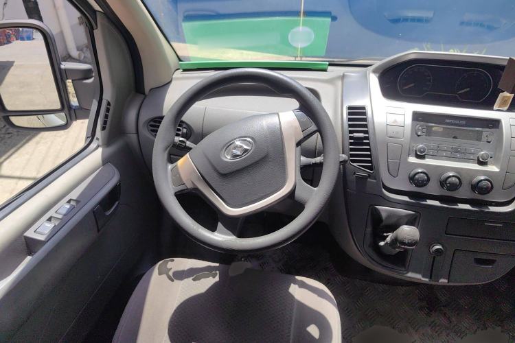 Used SAIC MAXUS Xintu V80 2014 2.5T Aotuntong Short Wheelbase Mid-Roof Model
