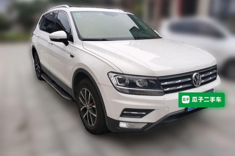 Used Volkswagen Tiguan L 2017 330TSI Automatic Two-Wheel Drive Luxury Edition Front Right 45 Deg