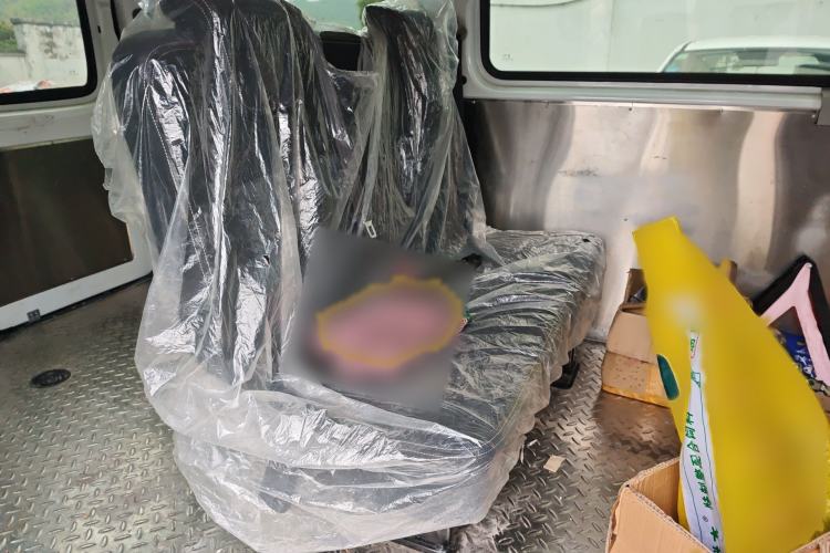 Used SAIC MAXUS Xintu V80 2023 2.0T AMT Classic Aoyuntong Short Wheelbase Mid-Roof 5/6-Seater Interior 4