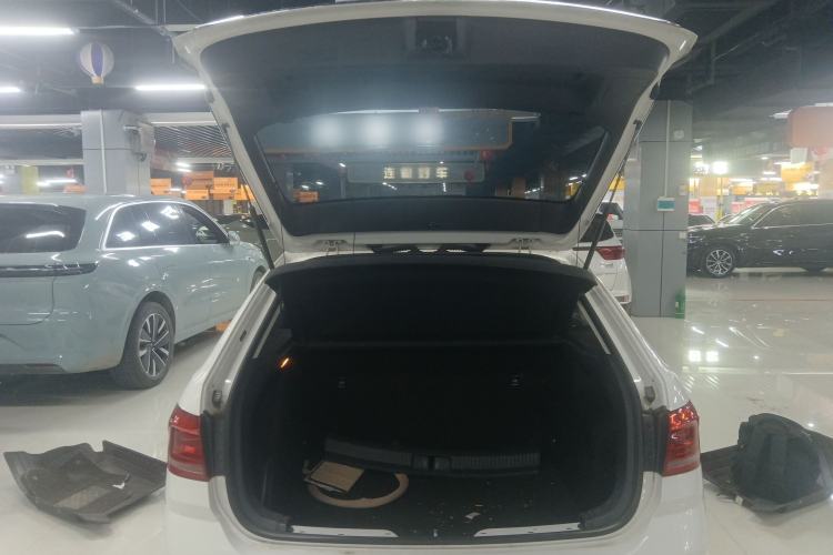 Used Volkswagen Gran Lavida 2015 1.6L Automatic Comfort Edition Trunk