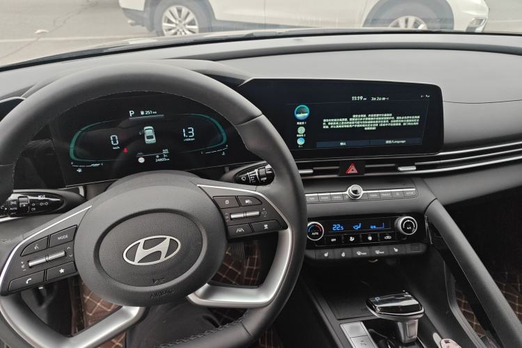 Used Hyundai Elantra 2023 1.5L CVT LUX Prestige Edition
