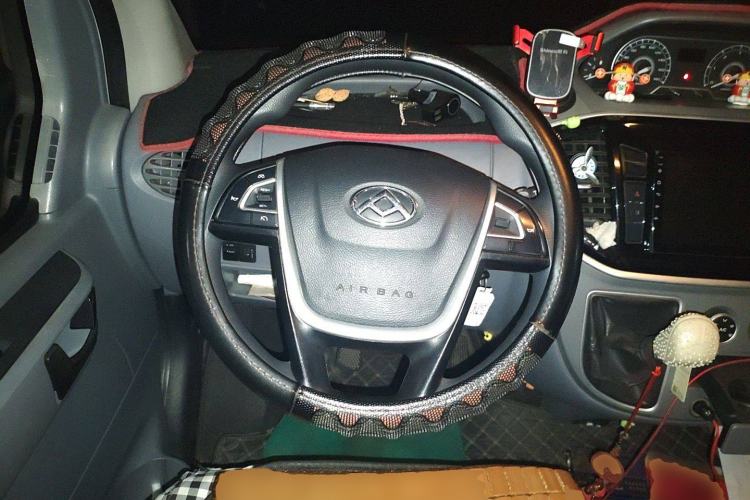 Used SAIC MAXUS Xintu V80 2019 2.5T Classic Model 6-Speed Manual Aotong Long Wheelbase Mid-Height 7-Seater
