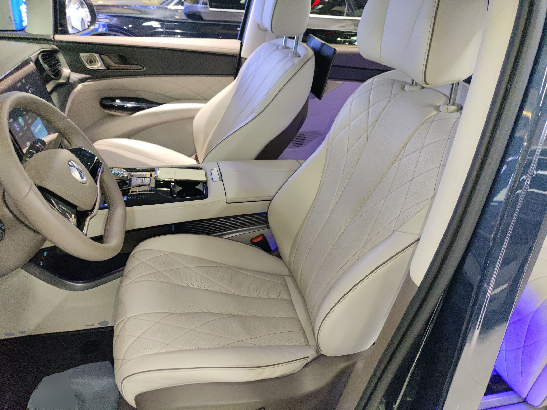 المقاعد الأمامية داخل السيارة