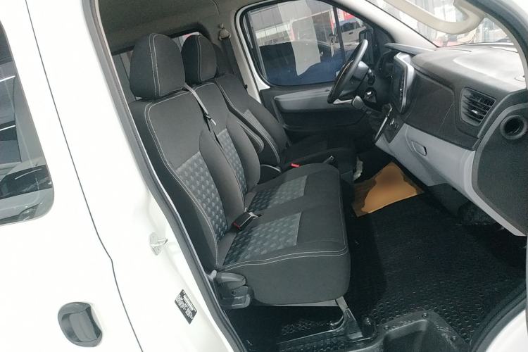 Used SAIC MAXUS Xintu V80 2024 Aotuntong Value Edition 6MT Short Wheelbase Ultra-Low Roof 127 Ps 5/6 Seats Right Front Seat