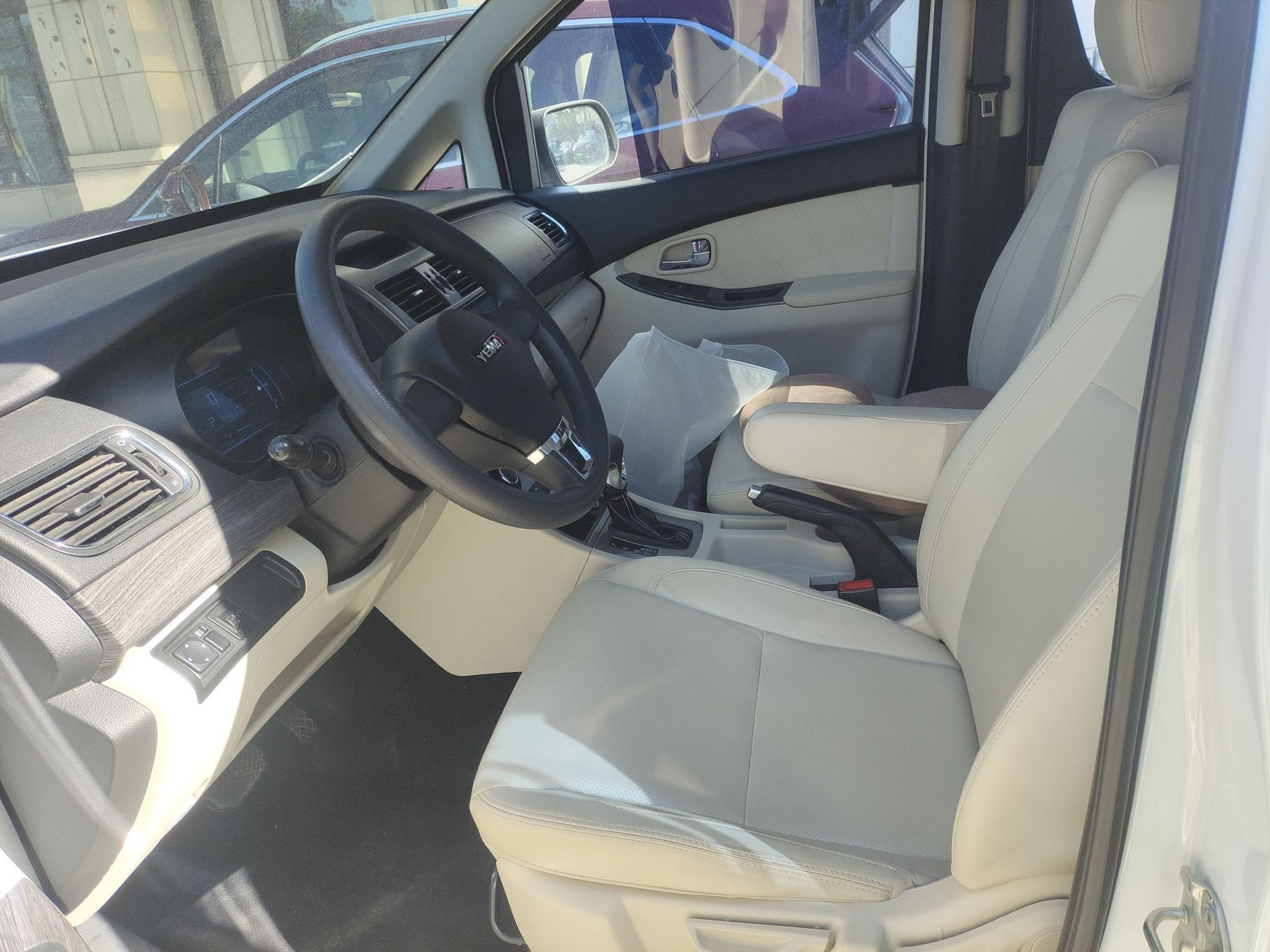 المقاعد الأمامية داخل السيارة