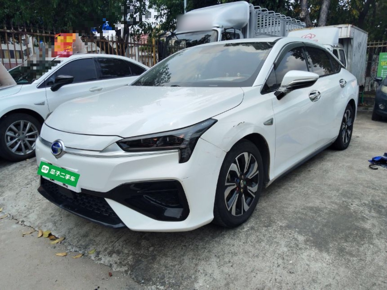 تحت مقدمة السيارة