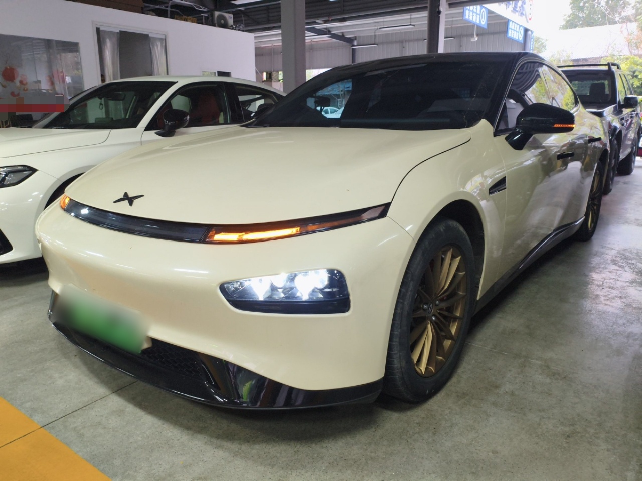 تحت مقدمة السيارة