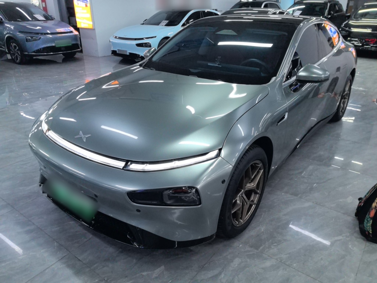 تحت مقدمة السيارة