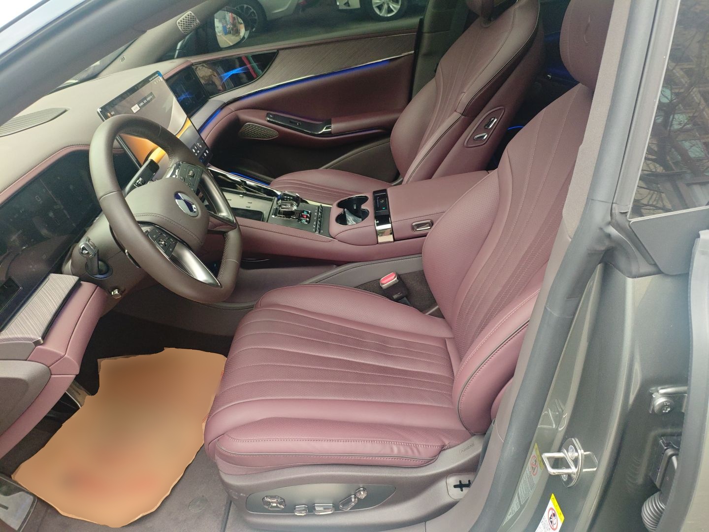 Переднее сиденье в автомобиле