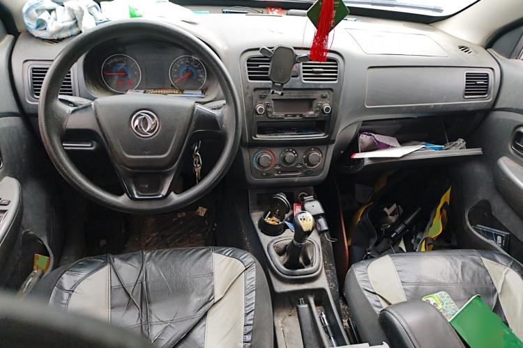 Used Dongfeng Fengon 330 2014 1.5L Manual Utility Version DK15 Center Console