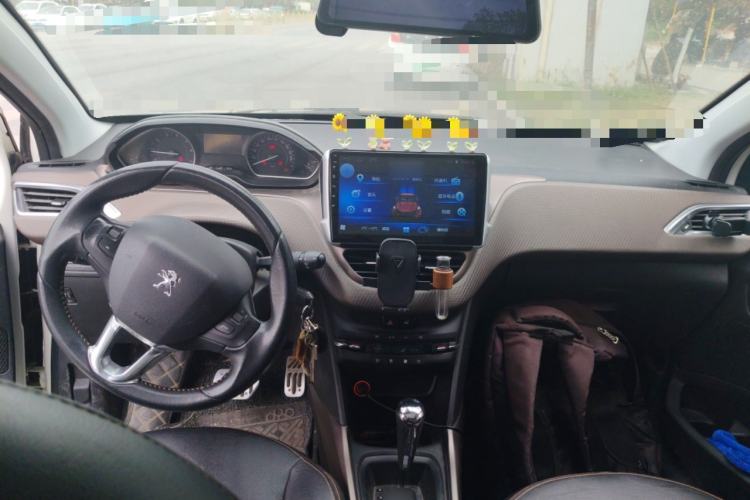 Used Peugeot 2008 2015 1.6THP Automatic Fashion Edition Center Console