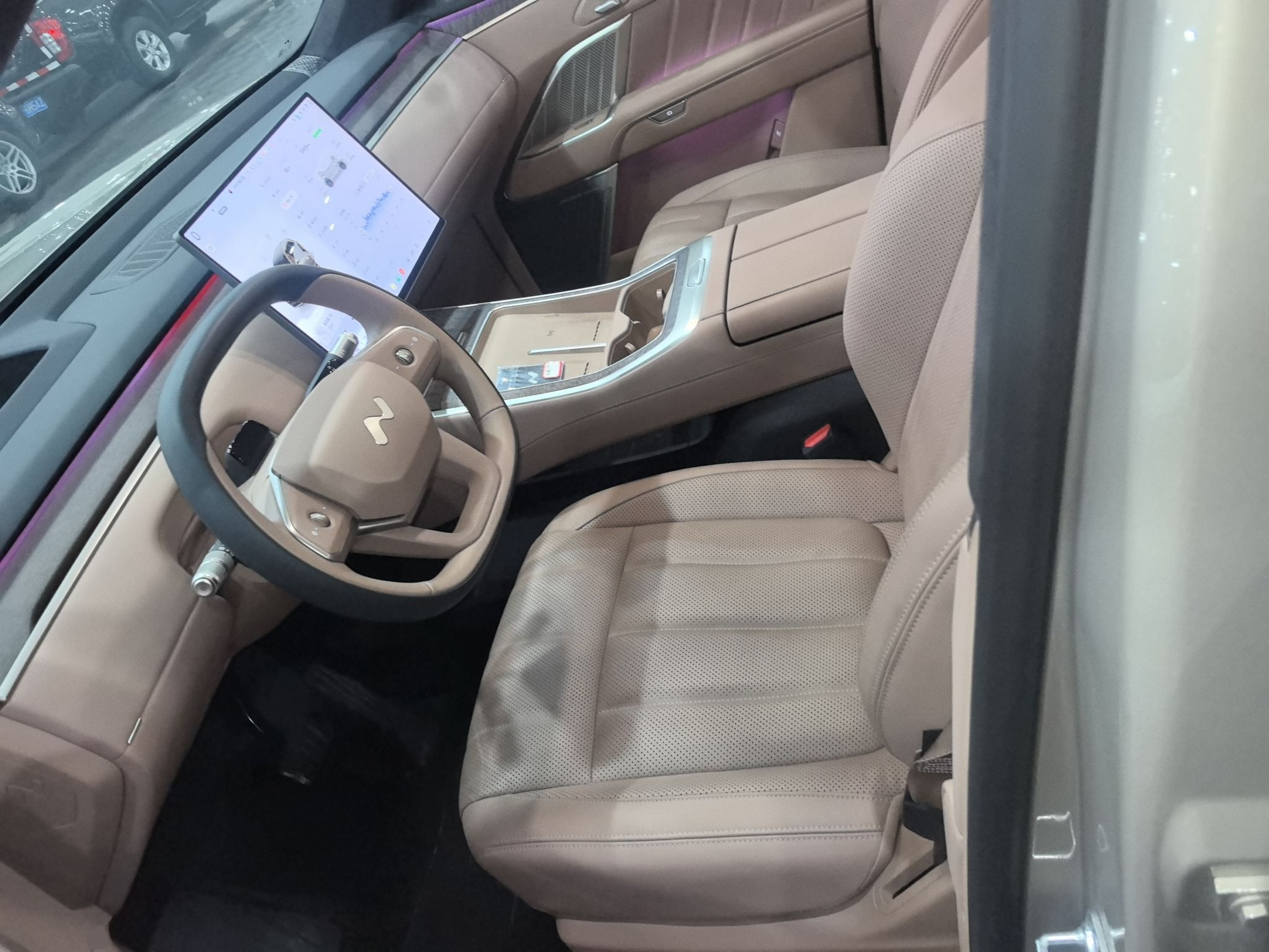 المقاعد الأمامية داخل السيارة