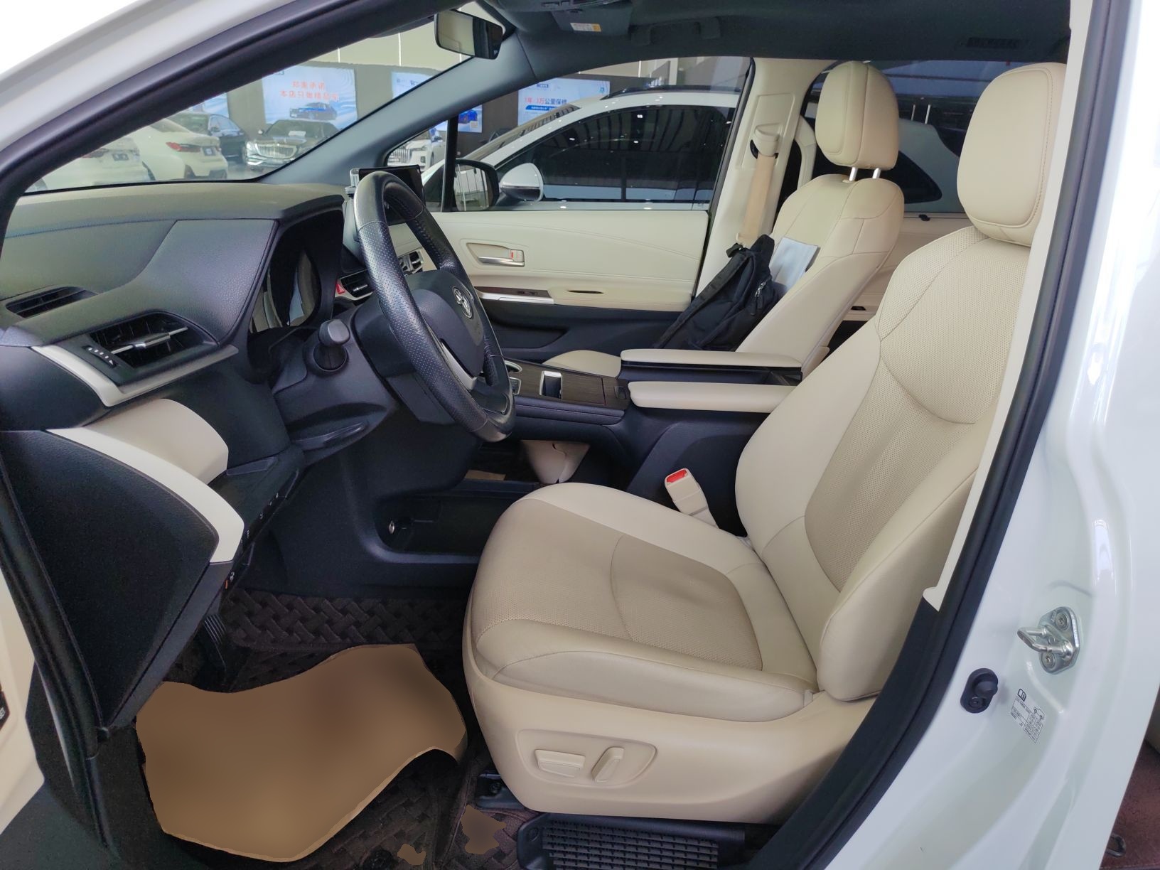 المقاعد الأمامية داخل السيارة