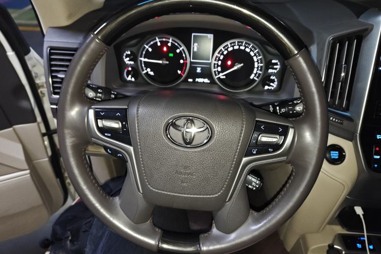 Used Toyota Land Cruiser 2020 5.7L VX-R Genuine Leather 8 Airbags Trailer Hitch Spare Tire Sunroof – Middle East Specifications
