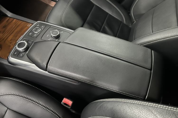 Used Mercedes-Benz M-Class 2014 ML 400 4MATIC Luxury Model Interior 9