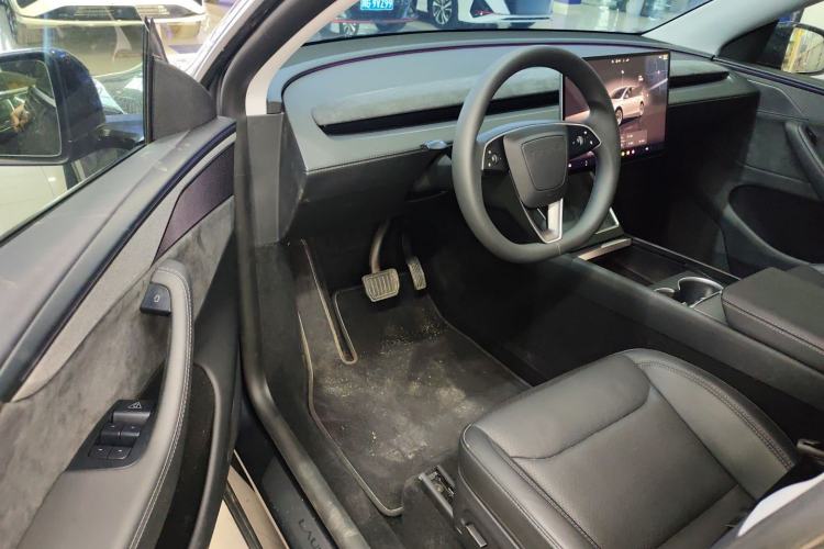 Used Tesla Model Y 2025 Long-Range All-Wheel Drive First Edition Driver Seat