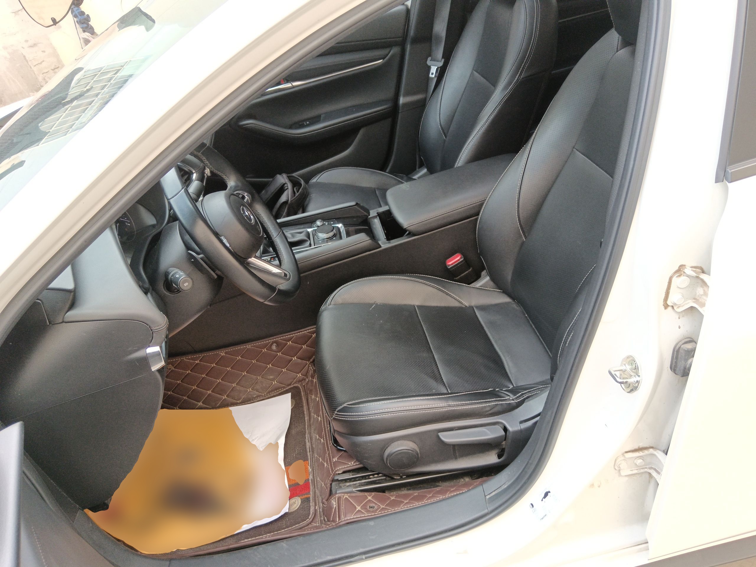 المقاعد الأمامية داخل السيارة