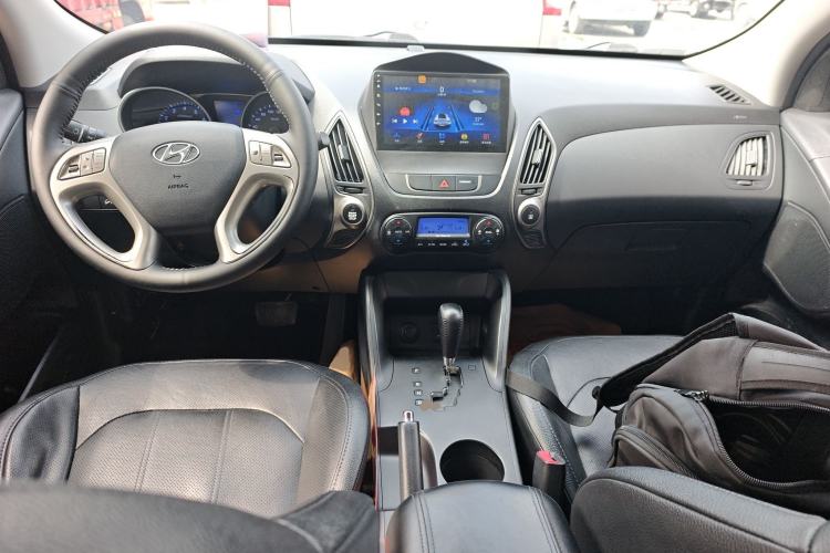 Used Hyundai ix35 2015 2.0L Automatic 2WD Smart Version China V Standard Center Console