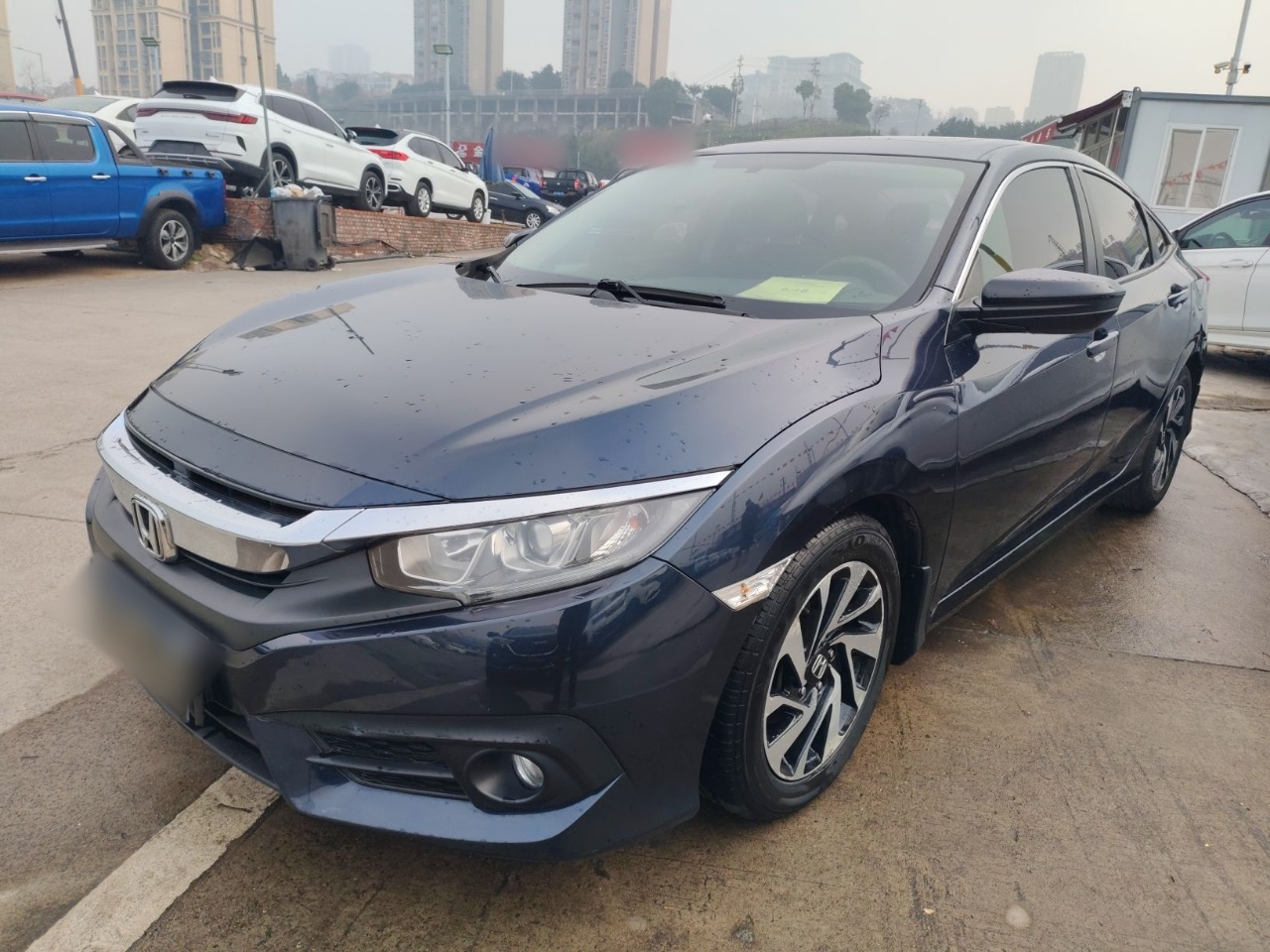 تحت مقدمة السيارة