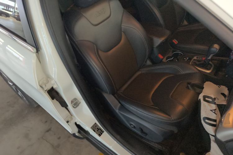 Used Jeep Cherokee 2020 2.0L Two-Wheel Drive Classic Sports Edition Right Front Seat