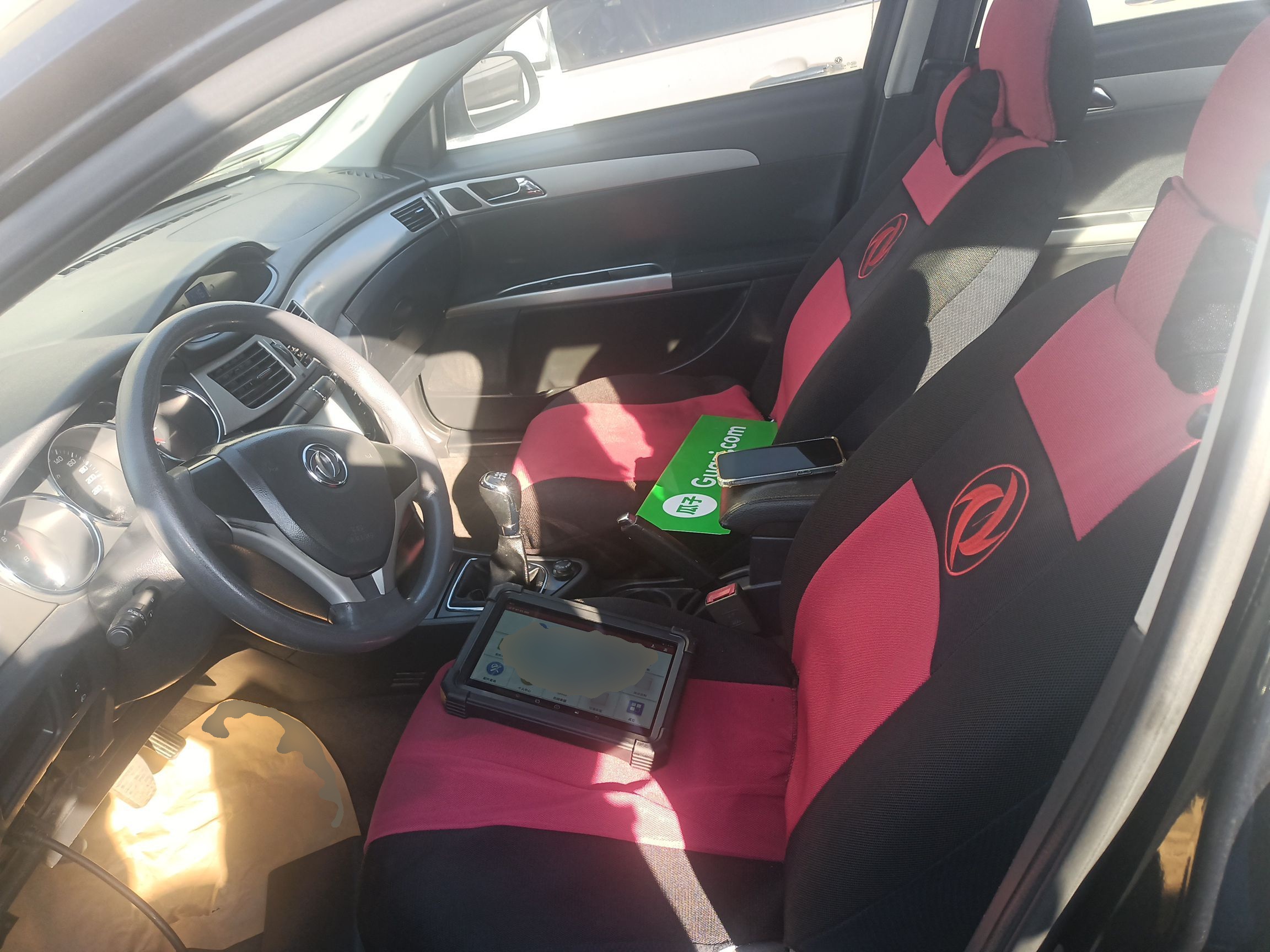 المقاعد الأمامية داخل السيارة